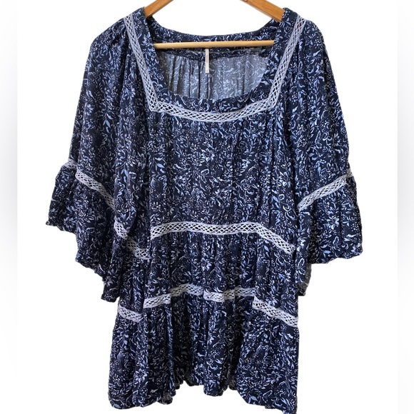 Free People Talk About It Tunic Top Womens Sz Med Blue Floral Lace Trim - Picture 2 of 5